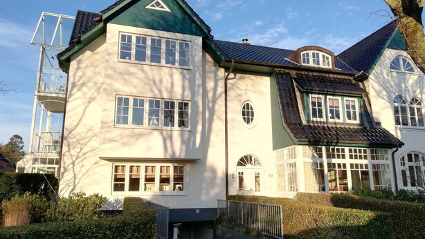 A multi-story house with a prominent balcony, large windows, and a steeply pitched roof. - Johannesstr. 12 apt. 4 (Wyk auf Föhr)