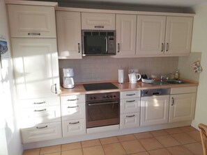 Jääkaappi, mikroaaltouuni, uuni, astianpesukone