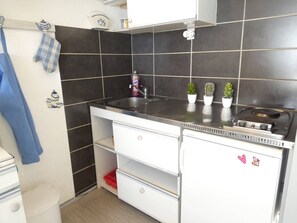 Fridge, oven, stovetop - Studio cabin for 6 with balcony, south exposure, Club Engaly II (Piau-Engaly)