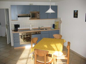 Kühlschrank, Mikrowelle, Ofen, Geschirrspüler
