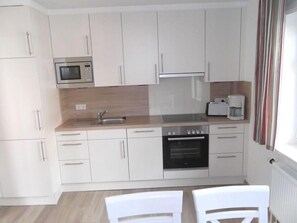 Kühlschrank, Ofen, Geschirrspüler, Wasserkocher mit Kaffee-/Teezubehör