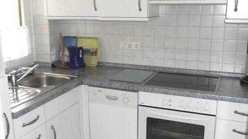 Een koelkast, een magnetron, een oven, een vaatwasser