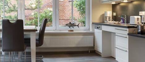 Geladeira, micro-ondas, fogão, lava-louças