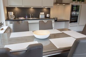 Kühlschrank, Mikrowelle, Ofen, Geschirrspüler