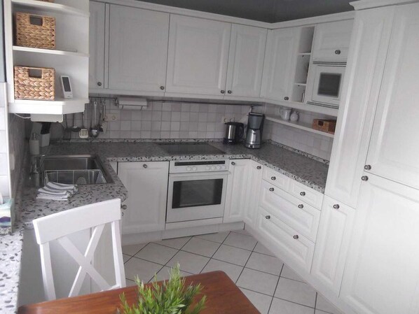 Køleskab, ovn, opvaskemaskine, kaffe-/temaskine