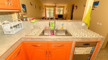 Kühlschrank, Mikrowelle, Ofen, Geschirrspüler