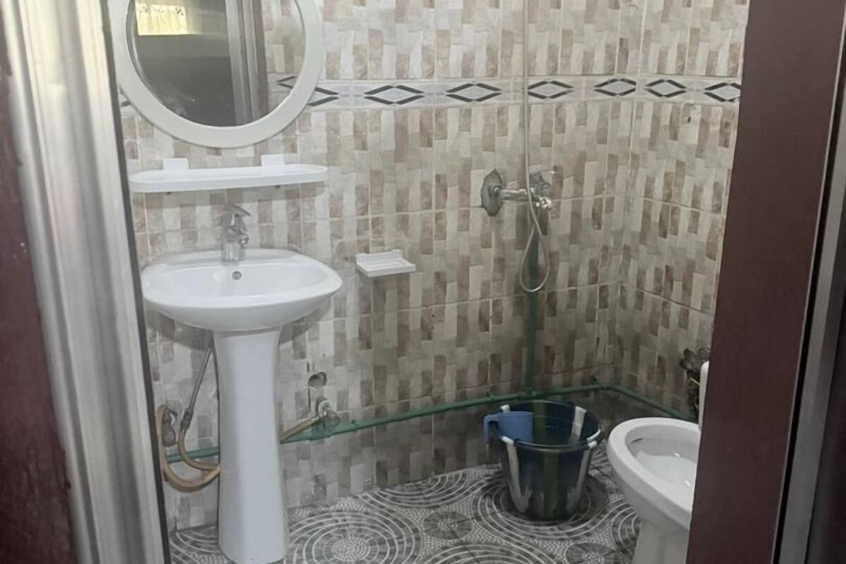 Deluxe tweepersoonskamer | Badkamer | Een douche, handdoeken