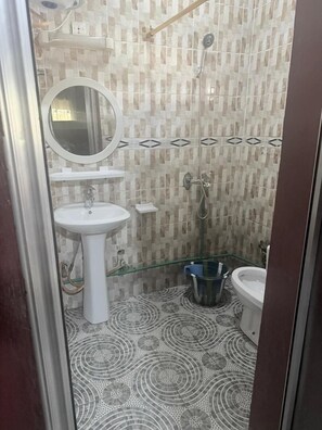Habitación Deluxe doble | Baño | Ducha y toallas