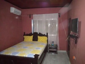 Individuell dekoriert, individuell eingerichtet, Bügeleisen/Bügelbrett