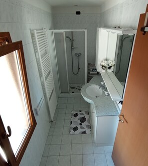 Dusche, Haartrockner, Bidet, Handtücher
