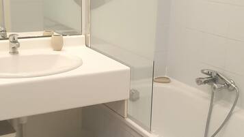 Baignoire, sĂšche-cheveux