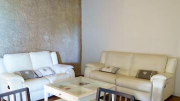 Family Suite | Living area | 110-cm flat-screen TV with digital channels, TV