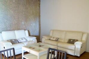 Familien-Suite | Wohnbereich | 110-cm-Flachbildfernseher mit Digitalempfang, Fernseher