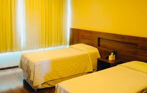 Minibar, espacio para trabajar con laptop y wifi gratis 