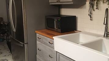 Kylskåp, mikrovågsugn, ugn och spishäll