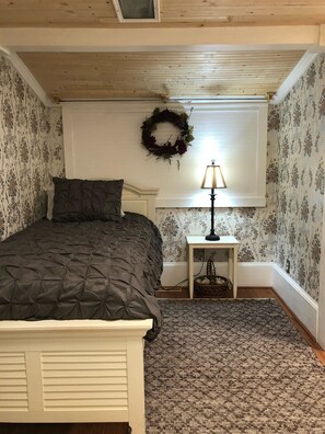 4 bedrooms, desk, iron/ironing board, travel cot