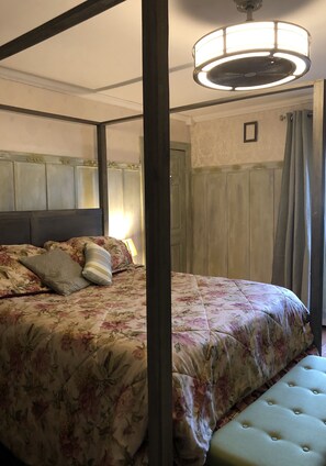 4 slaapkamers, een bureau, een strijkplank/strijkijzer, reisbedje