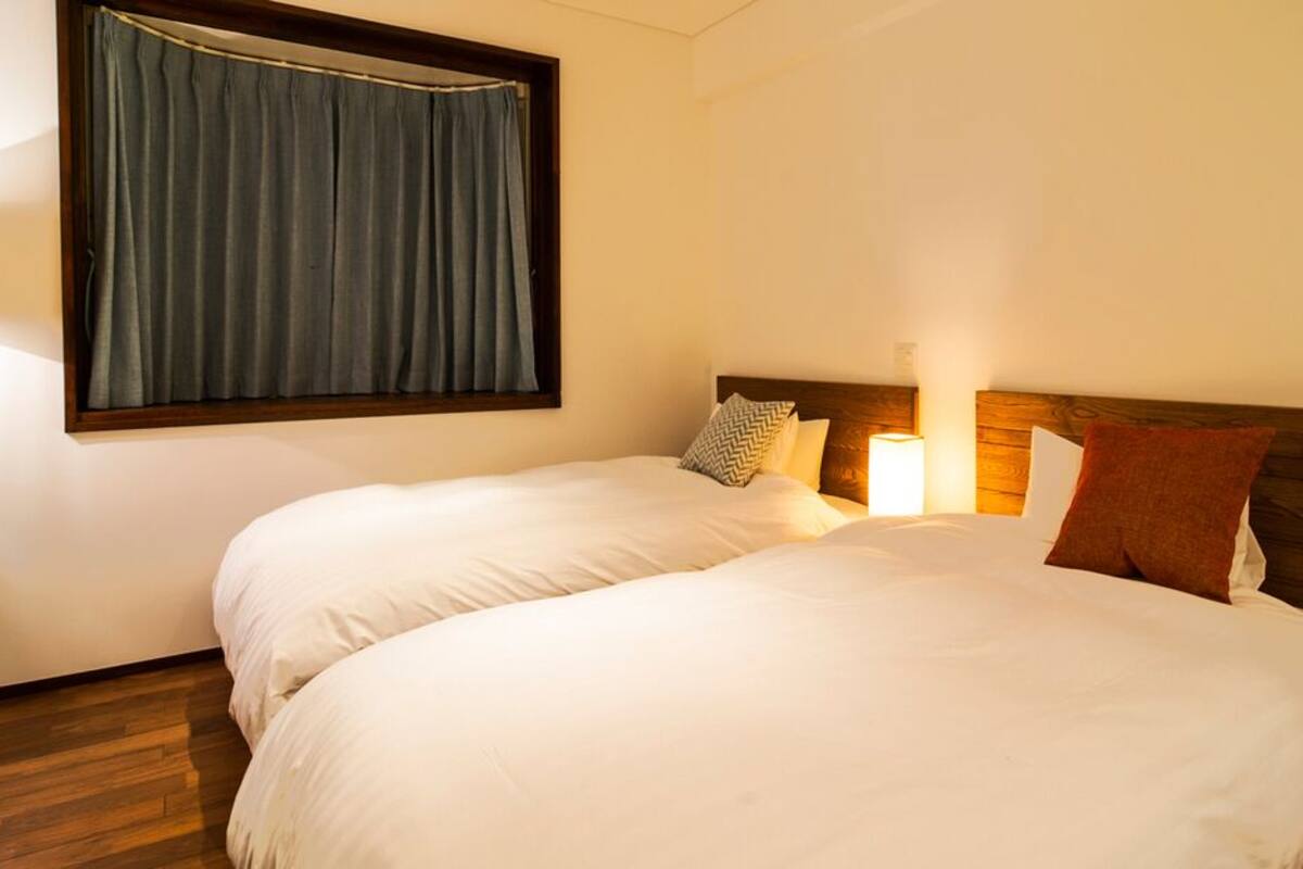 Minibar, in-room safe, WiFi (free)