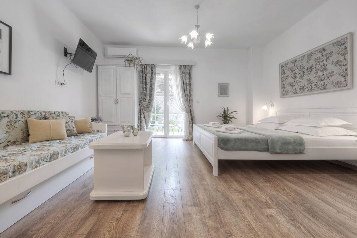 Romantisk studiosuite, ikke-røyk, hageutsikt | Italienske Frette-laken, sengetøy av topp kvalitet og dundyner
