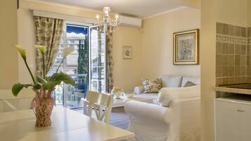 Leilighet – comfort (11) | Oppholdsområde | En 22-tommers LCD-TV med kabel-kanaler samt TV og leker