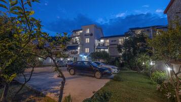 Fassade der Unterkunft â Abend/Nacht