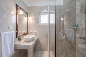 Căn hộ có thiết kế đặc sắc (7) | Phòng tắm | Buồng tắm vòi sen, đồ dùng nhà tắm được thiết kế riêng, máy sấy tóc 