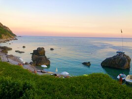 Ubicación cercana a la playa y servicio de transporte a la playa