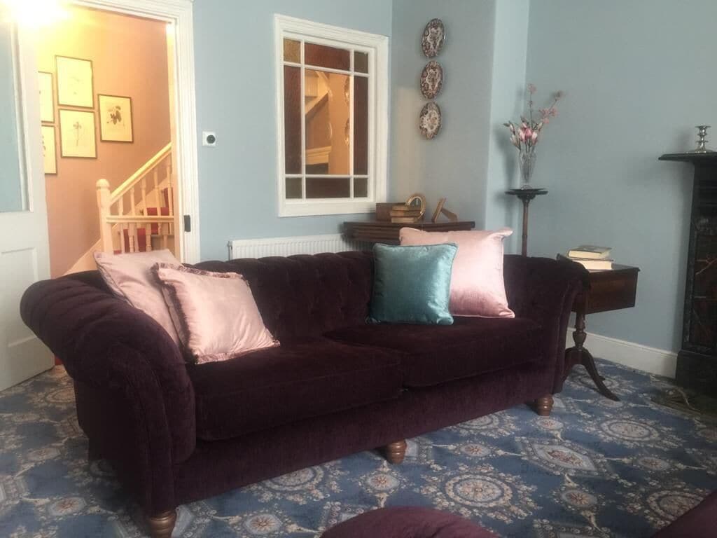 Smart TV, caminetto, libri