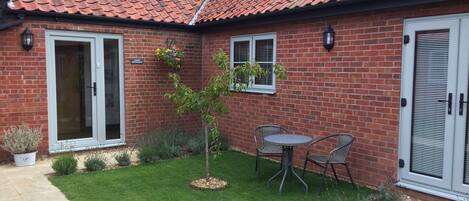 Deluxe Double Room- Courtyard | Terrace/patio