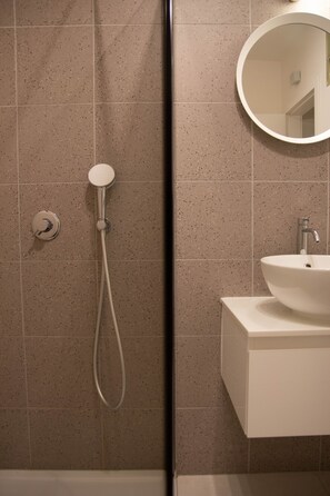 Douche, séchoir à cheveux, serviettes fournies, savon