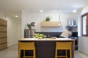 Fridge, oven, stovetop, dishwasher
