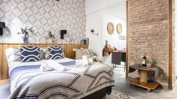 Een strijkplank/strijkijzer, internet, beddengoed