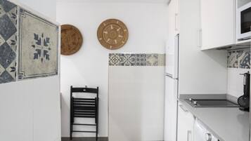 Een koelkast, een magnetron, een koffiezetapparaat/waterkoker