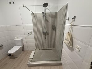 Suihku, hiustenkuivaaja, pyyhkeet
