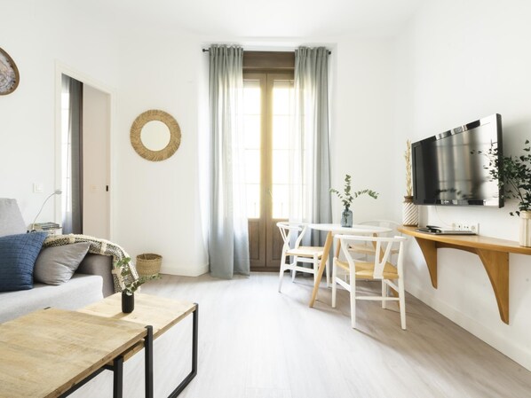 TV - 7 Condes 2 2-bedroom apartment by Málaga Planners (Málaga)