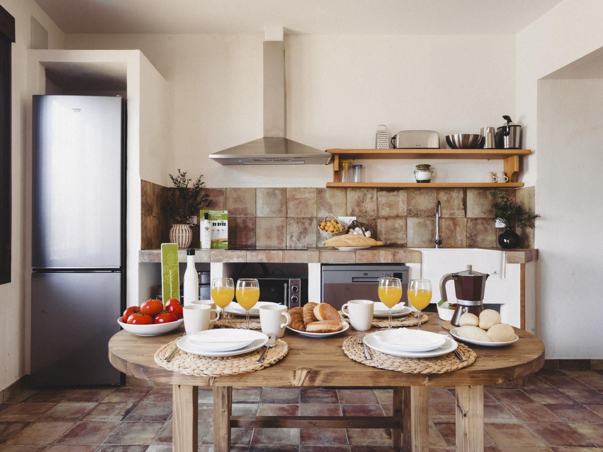 Een koelkast, een microgolfoven, een oven, een vaatwasser