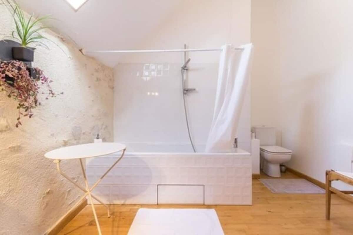 Double Room, Garden View (La Thibaude) | Bilik Mandi | Pengering rambut, tuala disediakan, sabun, syampu