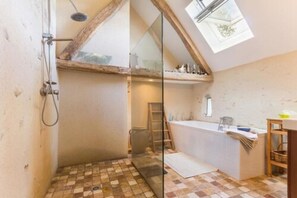 Grand Double Room (La Magny) | Bathroom | Hair dryer, towels, soap, shampoo - La Thibaude (Livry)