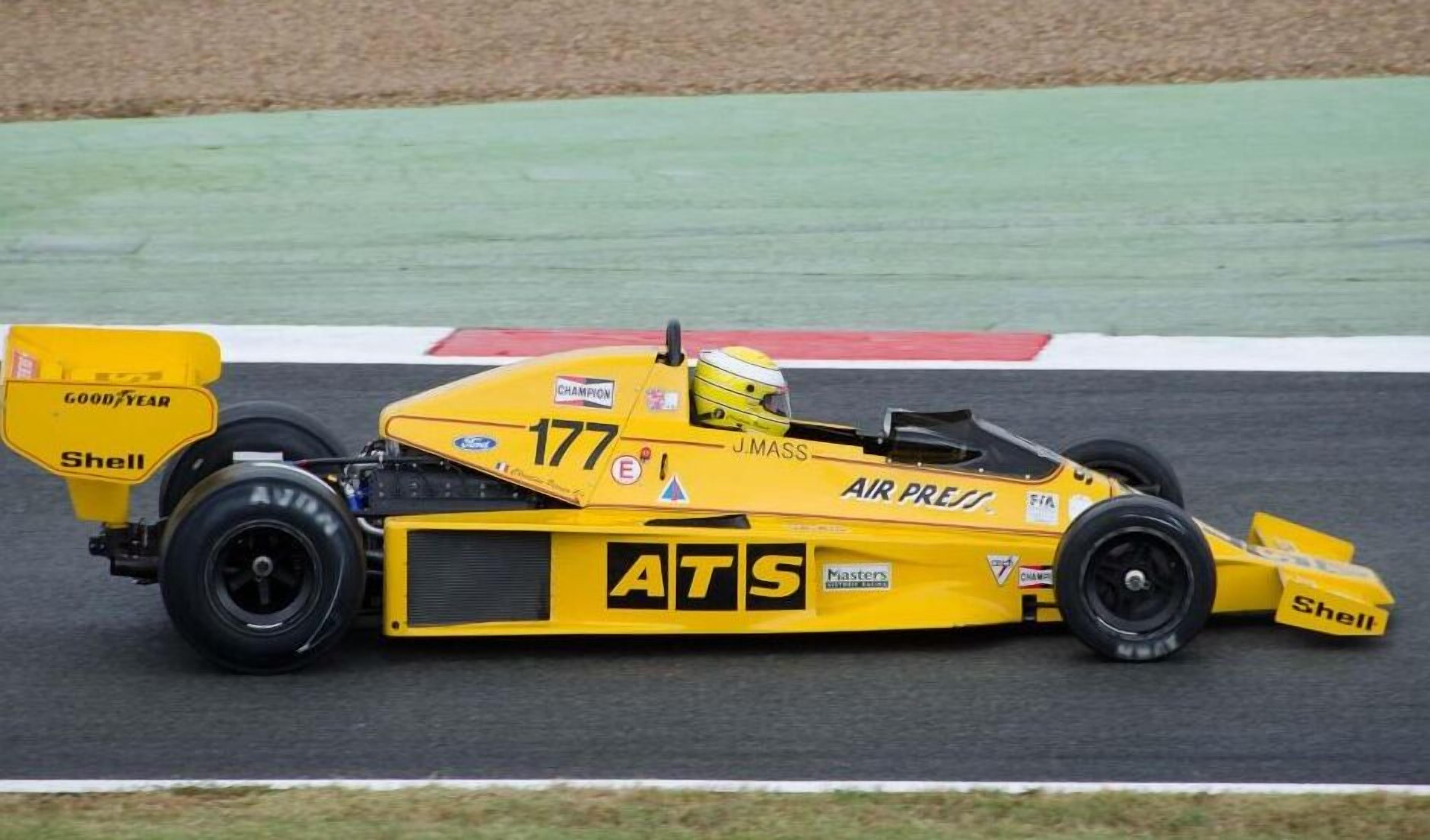 Une voiture de course jaune, portant le numéro 177 sur le côté, et dont le sponsoring est assuré par Shell et Air Press.