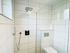 Shower, hair dryer, towels, soap - Beautiful apartment for 2 - 4 persons - 5th person possible by arrangement (Niederburg)