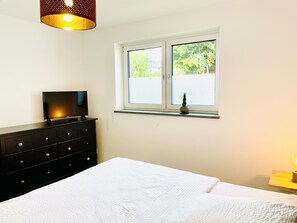 2 slaapkamers, een strijkplank/strijkijzer, reisbedje, gratis wifi