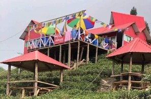Un edificio de varios niveles con fachada colorida y techo rojo.