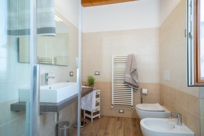Shower, hair dryer, towels, toilet paper - Regarda - Romantic apartment Casa Rossa 1 with wifi, air conditioning (Bardolino)