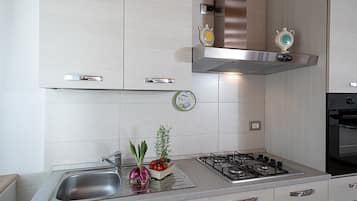 Réfrigérateur, four, plaque de cuisson, cafetiÚre/bouilloire