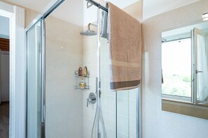 Bruser, hårtørrer, håndklæder, Toiletpapir