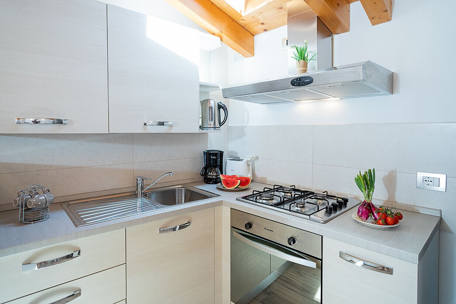 Kühlschrank, Ofen, Herdplatte, Wasserkocher mit Kaffee-/Teezubehör