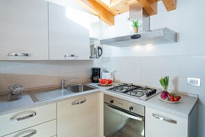 Kühlschrank, Ofen, Herdplatte, Wasserkocher mit Kaffee-/Teezubehör