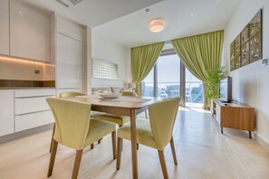アパートメント 1 ベッドルーム | 客室内のダイニングエリア