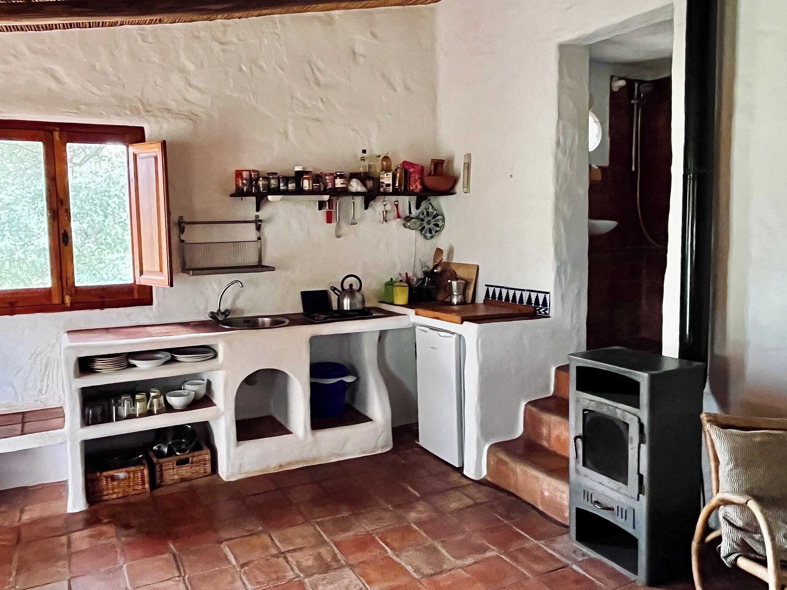 Kjøleskap, kokeplater og kjøkkenutstyr