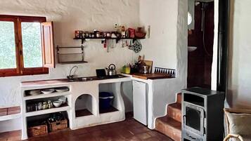 Frigorífico, placa de cocina y utensilios de cocina